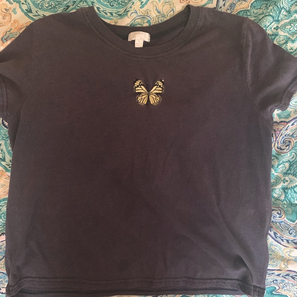 I’m selling this shirt because it doesn’t fit me anymore, and haven’t worn it